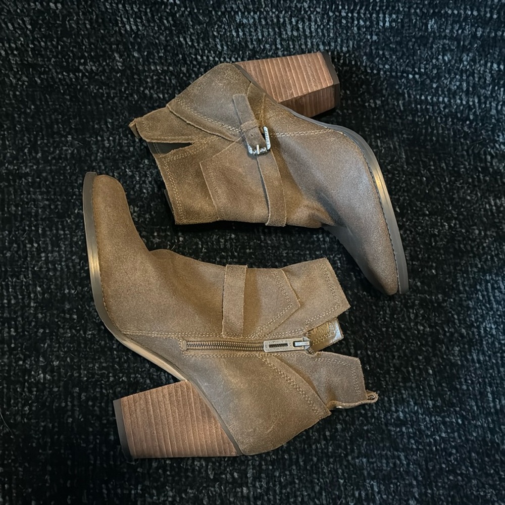 W’s 9.5 Ivanka Trump stacked heel bootie